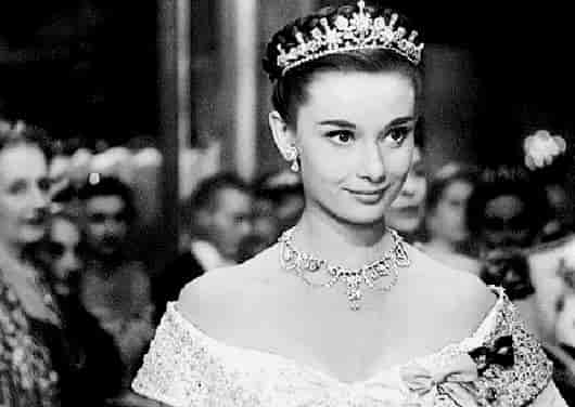 看看女神奧黛麗·赫本如何練習(xí)瑜伽?